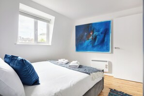 2 habitaciones, tabla de planchar con plancha y cuna de viaje 