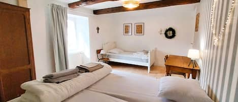 4 quartos, escrivaninha, ferros/tábuas de passar roupa, berço de viagem