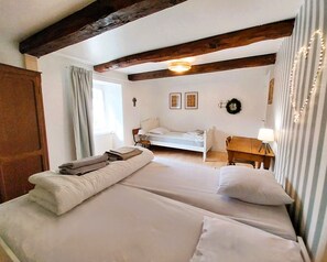 4 chambres, bureau, fer et planche à repasser, lit parapluie