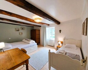 4 室のベッドルーム、デスク、アイロン / アイロン台、旅行用ベビーベッド