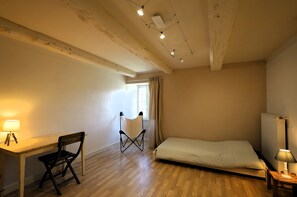 4 Schlafzimmer, Schreibtisch, Bügeleisen/Bügelbrett, Reisekinderbett