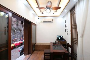 Unclassified image, 2 of 24, button - yun shui jian jiangjing minsu (Fenghuang County)