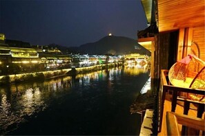Unclassified image, 4 of 24, button - yun shui jian jiangjing minsu (Fenghuang County)
