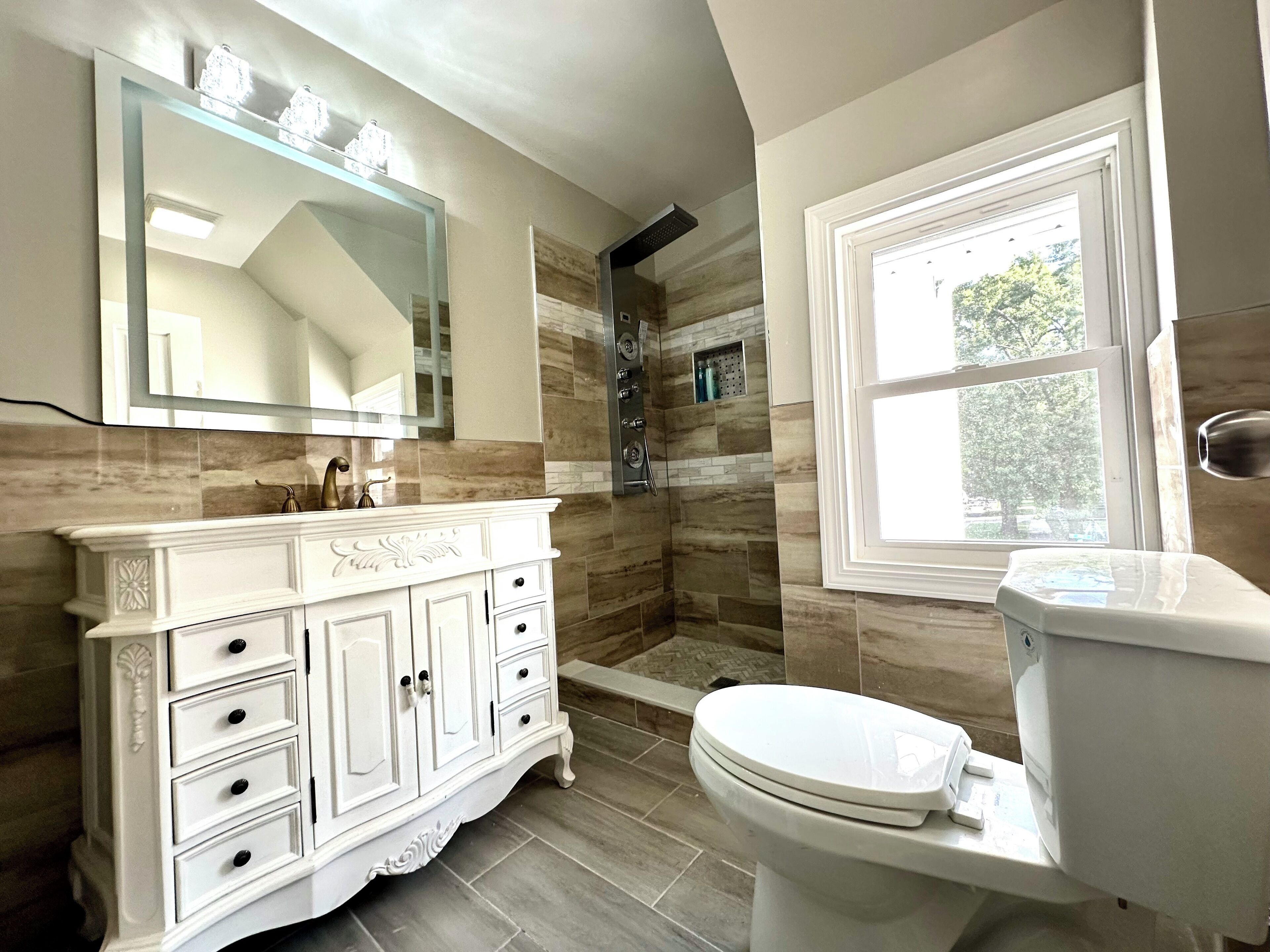 Sèche-cheveux, serviettes fournies, savon, shampoing