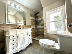 Sèche-cheveux, serviettes fournies, savon, shampoing