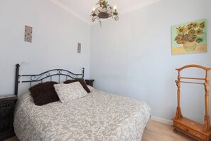 2 bedrooms, iron/ironing board, WiFi, bed sheets