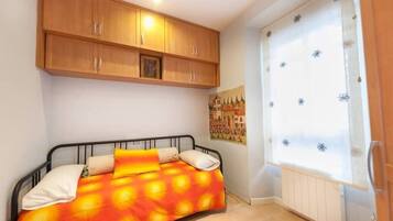 2 quartos, ferros/tábuas de passar roupa, Wi-Fi, roupa de cama