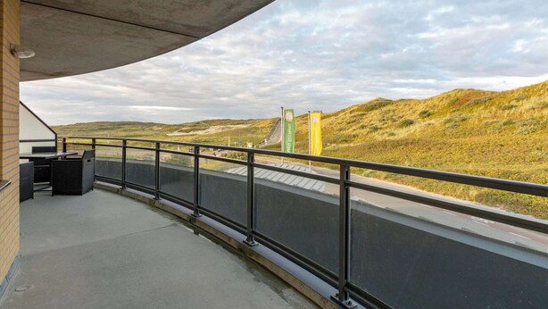 A balcony with a view of a bridge and hills. - Apartment in Callantsoog Near Beach Access (Callantsoog)