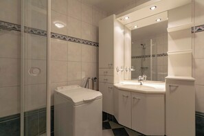 Apartment | Bathroom