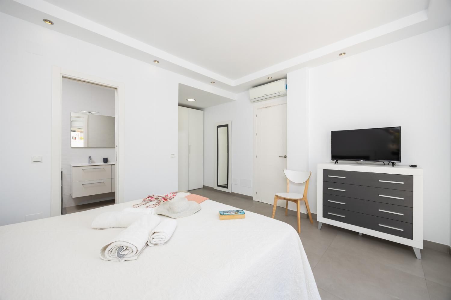 3 slaapkamers, een strijkplank/strijkijzer, wifi, beddengoed