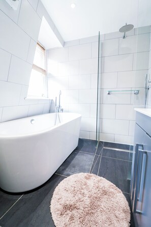 Secador de cabelo, toalhas de banho, sabonete, shampoo