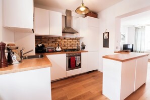 Fridge, microwave, oven, stovetop - Central London 1-bed near Regents Park (London)