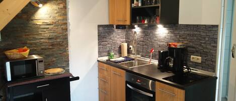 Kjøleskap, mikrobølgeovn, ovn og kokeplater