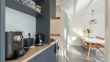 Bungalow | Private kitchen | Electric kettle, toaster, high chair