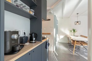 Bangalô | Cozinha privada | Chaleira elétrica, torradeira, cadeirão de bebê