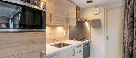 Bungalow | Private kitchen | Stovetop, electric kettle, toaster