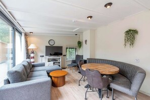 Living room - Bungalow Near Sint Maartenszee Beach (Sint Maartensvlotbrug)