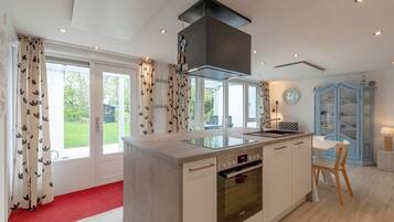 Bungalow | Private kitchen | Electric kettle, toaster