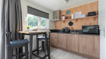 Mobile home | Privat køkken | Elkedel, brødrister, køkkentøj/tallerkener/redskaber