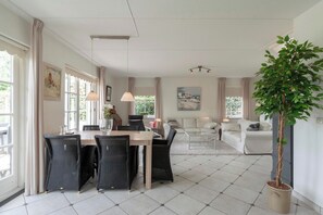 Villa | Dining - Villa in Callantsoog Near the Beach (Callantsoog)