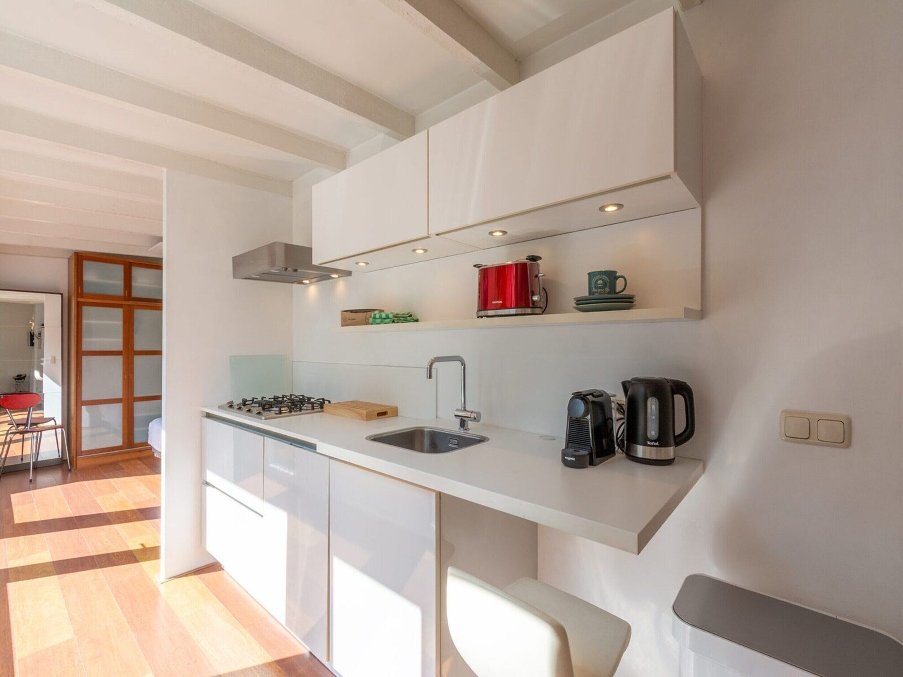 Bungalow | Private kitchen | Stovetop, electric kettle, toaster