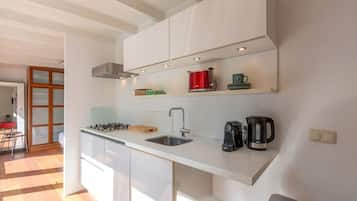 Bungalow | Private kitchen | Stovetop, electric kettle, toaster