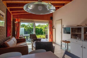 Bungalow | Living room - Bungalow Near Beach and Forest in De Blenck (Callantsoog)