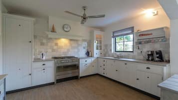 Villa | Cocina privada | Tetera eléctrica, tostadora y periquera