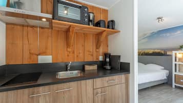 Mobile Home | Private kitchen | Electric kettle, toaster, cookware/dishes/utensils