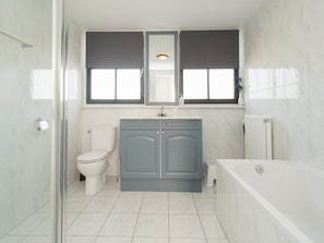 Villa | Bathroom - Villa With View Over the Park De Buitenplaats (Callantsoog)