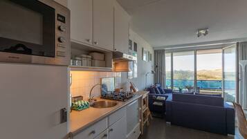 Apartemen | Dapur pribadi | Ketel listrik, pemanggang roti, dan kursi makan untuk bayi