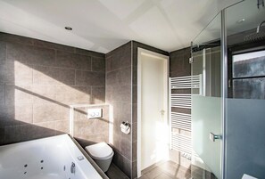 Villa | Bathroom - Villa in Callantsoog With Whirlpool and Beach (Callantsoog)