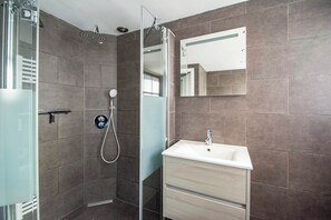 Villa | Bathroom - Villa in Callantsoog With Whirlpool and Beach (Callantsoog)
