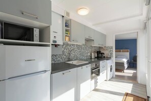 Bungalow | Private kitchen | Electric kettle, toaster, highchair
