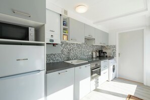 Bungalow | Private kitchen | Electric kettle, toaster, high chair