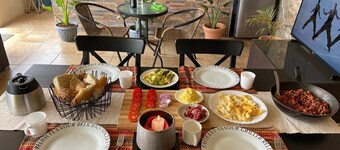 Spacious TWIN Room /One-bedroom bungalow in serene Nairobi with WiFi, AC