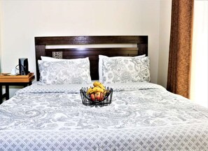 5 bedrooms, desk, WiFi