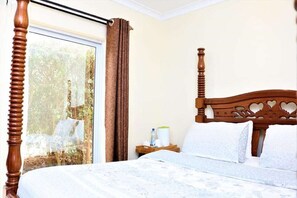 5 bedrooms, desk, WiFi