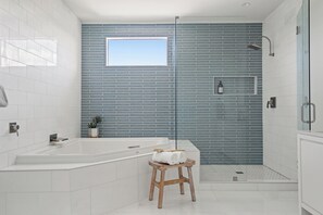 Shower, jetted tub, hair dryer, towels - The Barton - Stylish home with pool site of multiple video shoots + commercials (Austin)