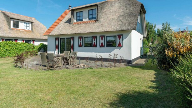 A traditional house with a thatched roof, white walls, and red window shutters. - Villa in Callantsoog Near Beach and Dunes (Callantsoog)