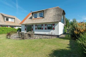 A traditional house with a thatched roof, white walls, and red window shutters. - Villa in Callantsoog Near Beach and Dunes (Callantsoog)