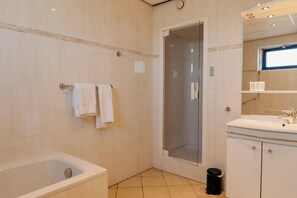 Bathroom - Comfortable 2-guest De Vlijt First Class Suite (De Cocksdorp)