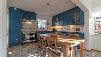 Villa | Dapur peribadi | Cerek elektrik, pembakar roti, kerusi tinggi