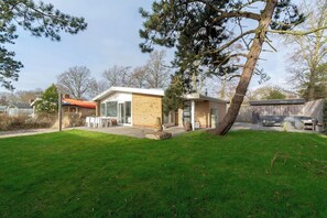 House | Balcony - Stylish Bungalow at Duinland Park With Patio (Sint Maartensvlotbrug)