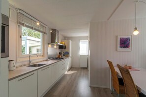 Bungalow | Private kitchen - Holiday Home Near Bulb Fields With Garden (Sint Maartensvlotbrug)