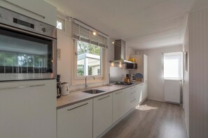 Bungalow | Private kitchen - Holiday Home Near Bulb Fields With Garden (Sint Maartensvlotbrug)