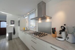 Bungalow | Private kitchen - Holiday Home Near Bulb Fields With Garden (Sint Maartensvlotbrug)