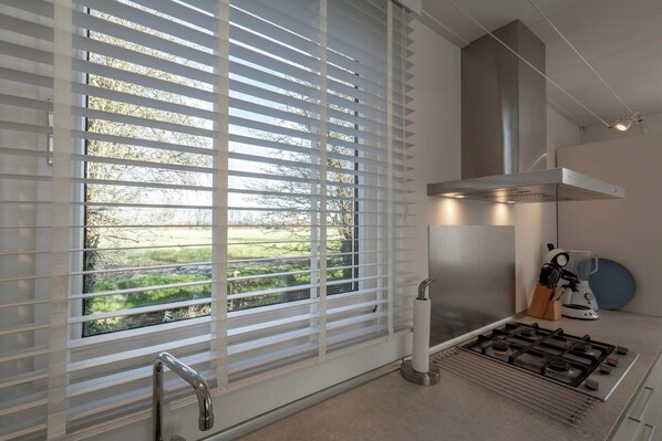 Bungalow | Private kitchen - Holiday Home Near Bulb Fields With Garden (Sint Maartensvlotbrug)