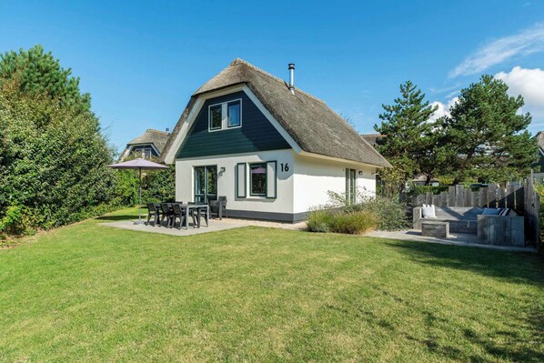 Villa | Exterior - Beachside Villa With Garden (Julianadorp)