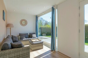 Bungalow | Living room - Marvelous Bungalow Near Sandy Beach (Julianadorp)